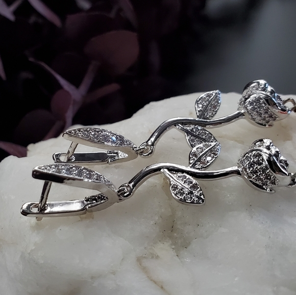 Rhodium/white Goldplated Earrings White Topaz/ Swarovski Red Crystals - Picture 3 of 11